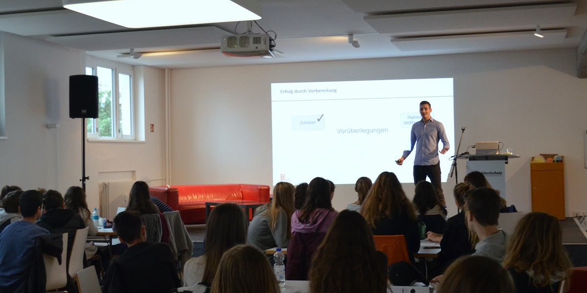 Studierende bilden Schüler: Eine gelungene nachbarschaftliche Kooperation