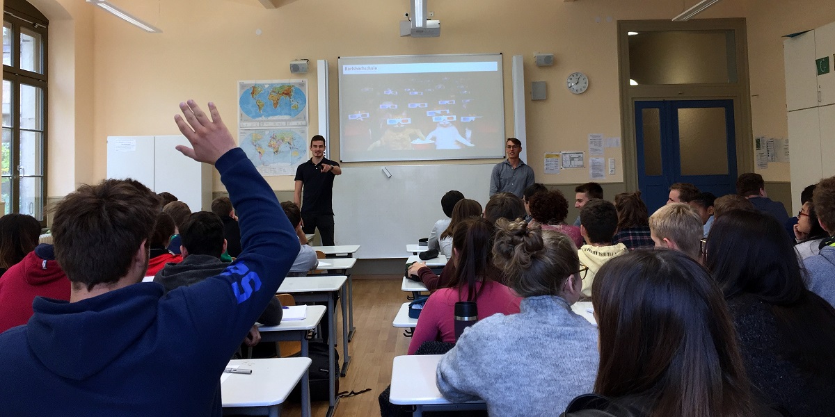 Die KarlsBeratung klärt auf, wiederholt und vertieft: KI-Workshop am Fichte-Gymnasium 