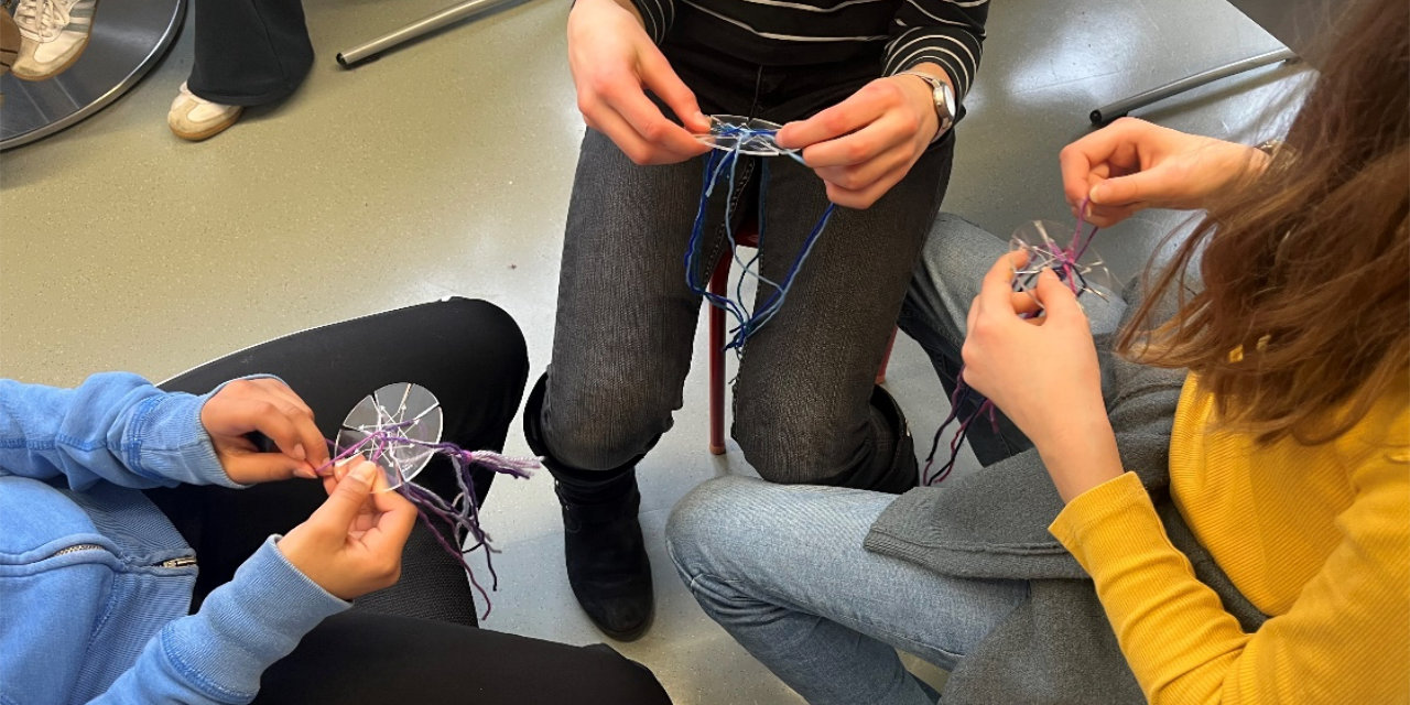 Kreativwochen der Schulsozialarbeit: Armbänder als Glücksbringer an Abiturient*innen verschenkt